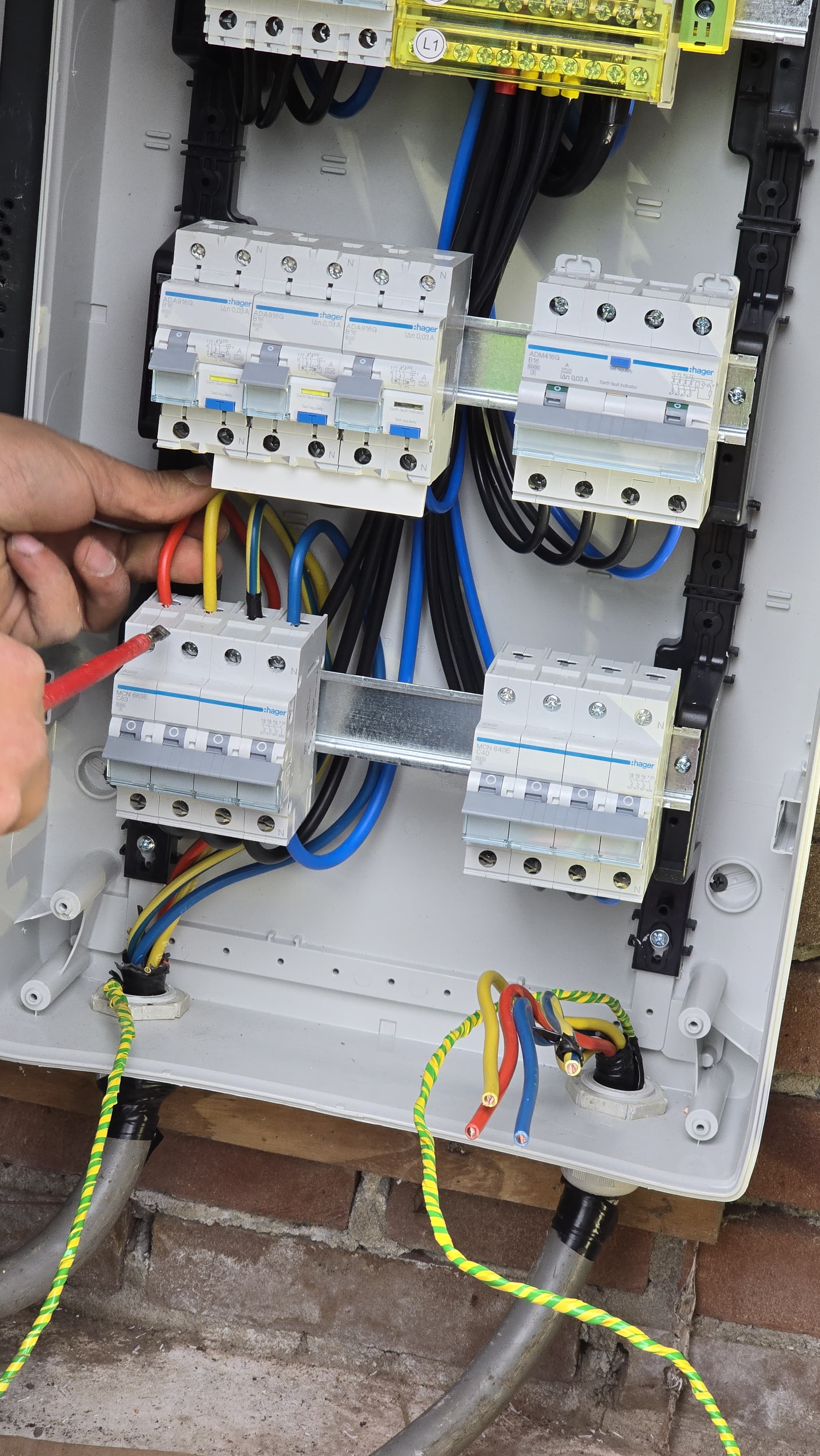 SB Elektra elektricien werkt aan elektrische installatie - Professionele storingen reparatie Amsterdam
